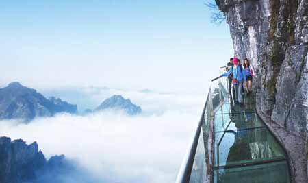 張家界國(guó)家森林公園、天子山、袁家界、金鞭溪、十里畫(huà)廊、玻璃橋、天門(mén)山、玻璃棧道兩晚三日游